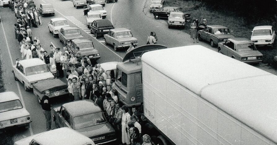 Akcijas “Baltijas ceļš” dalībnieki uz Vidzemes šosejas pie Rīgas. 1989. gada 23. augusts. Fotogrāfe Irēna Caunīte.