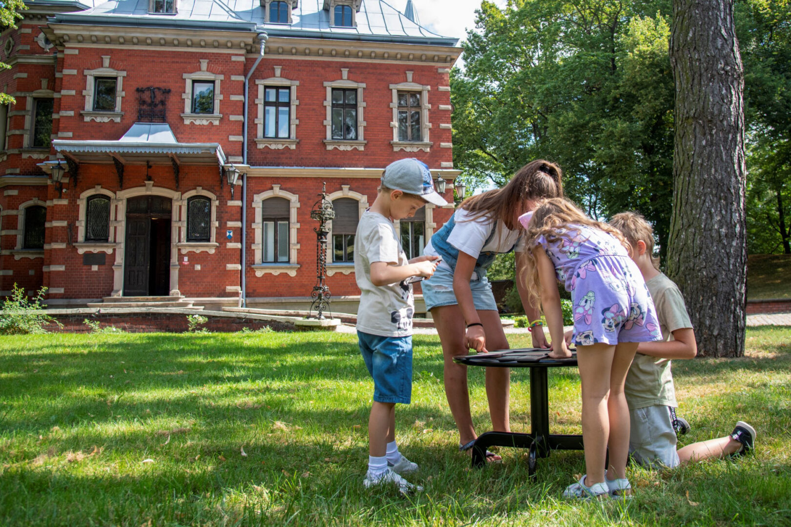 Schoolchildren doing activities in the Dauderi garden.