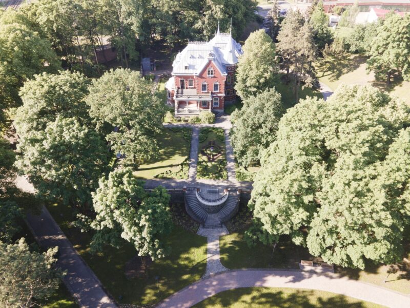 Guided tour of Dauderi house and garden (in Latvian)