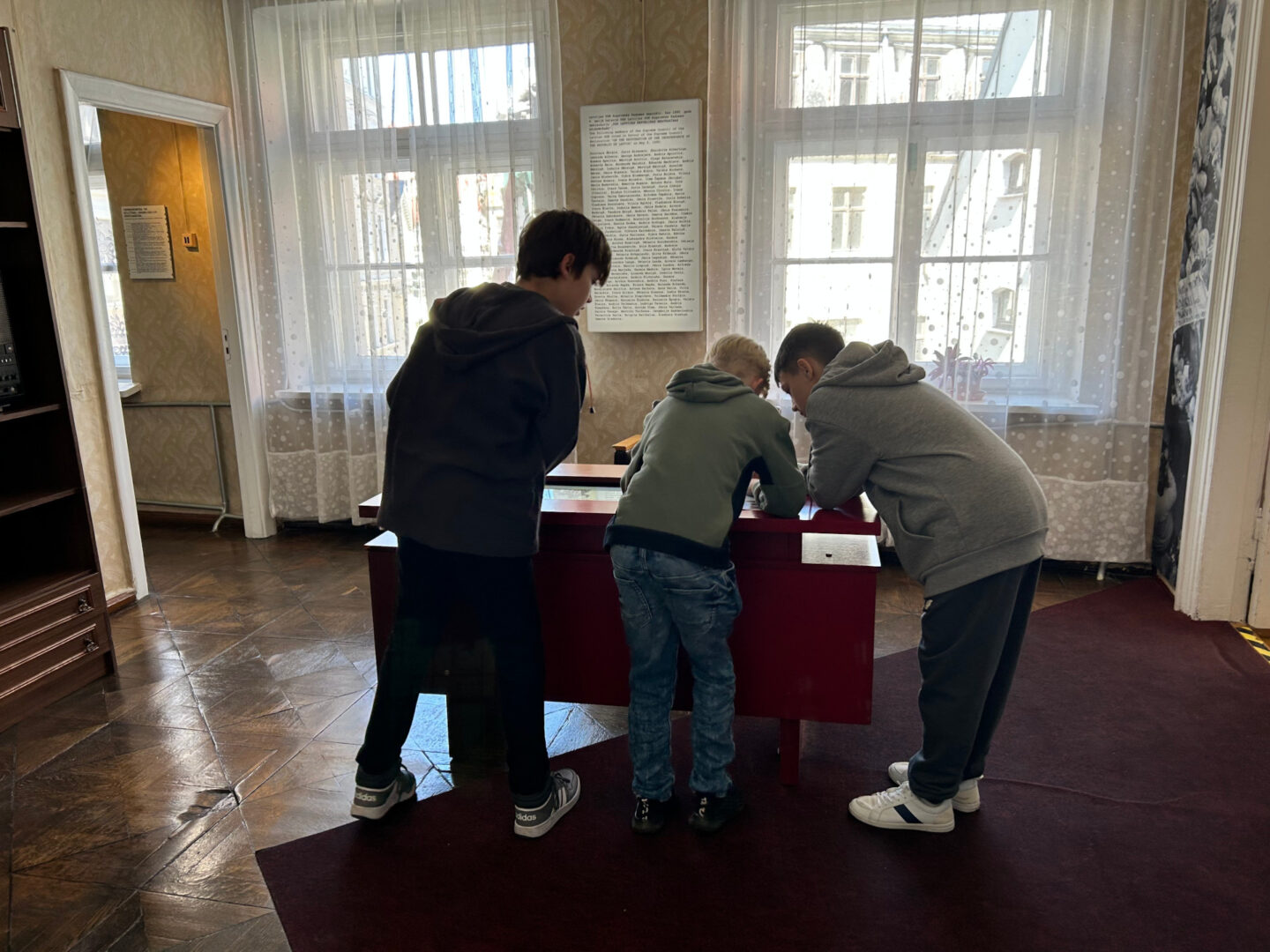 Schoolchildren in the exhibition of the Popular Front Museum.