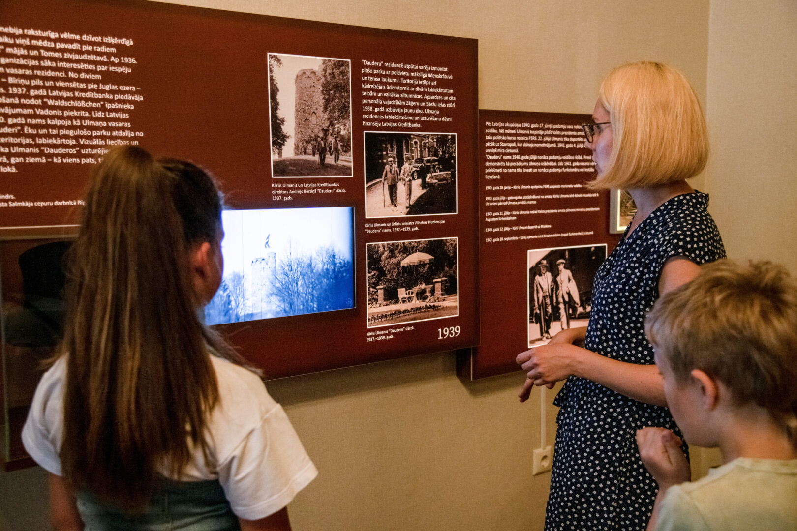 Schoolchildren exploring the exposition of Dauderi.