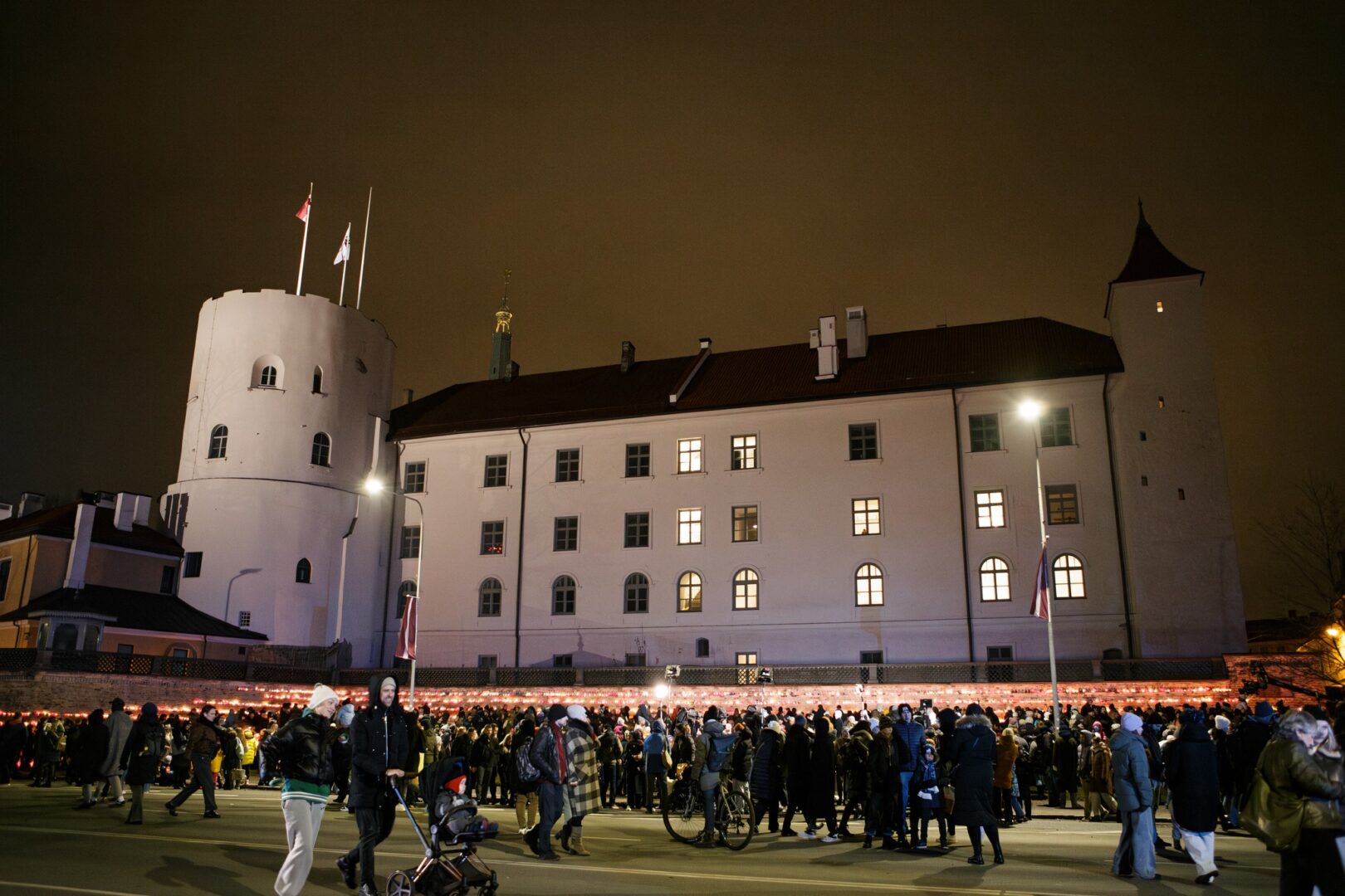 Rīgas pils un svecīšu sienas 11. novembra vakarā.