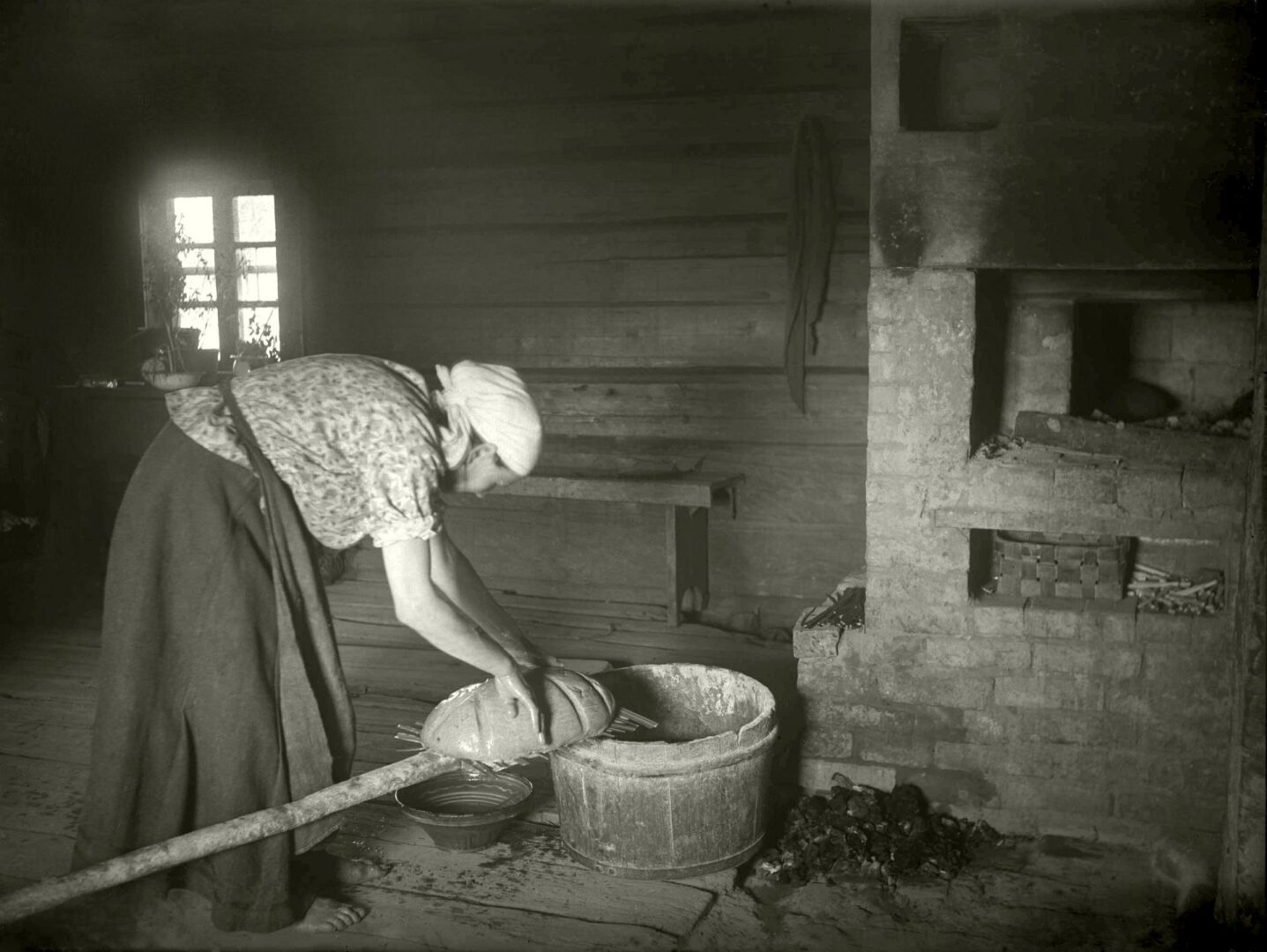 Maizes cepšana Ilūkstes apriņķa Bebrenes pagasta Diņģeļkalnu mājās.1927. gada 21. jūlijs. Fotografēja Hermanis Trop.