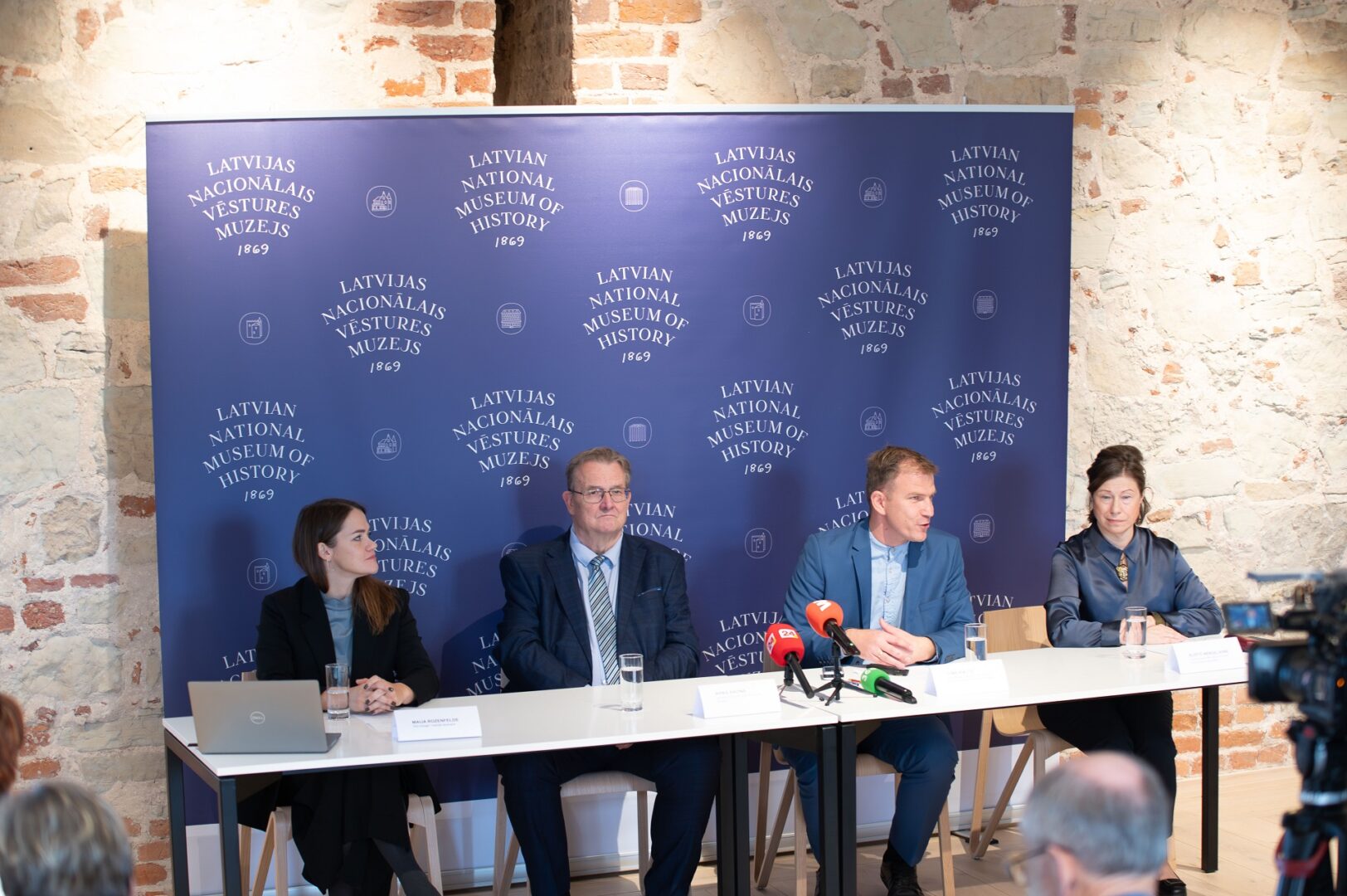 Skats preses konferencē.