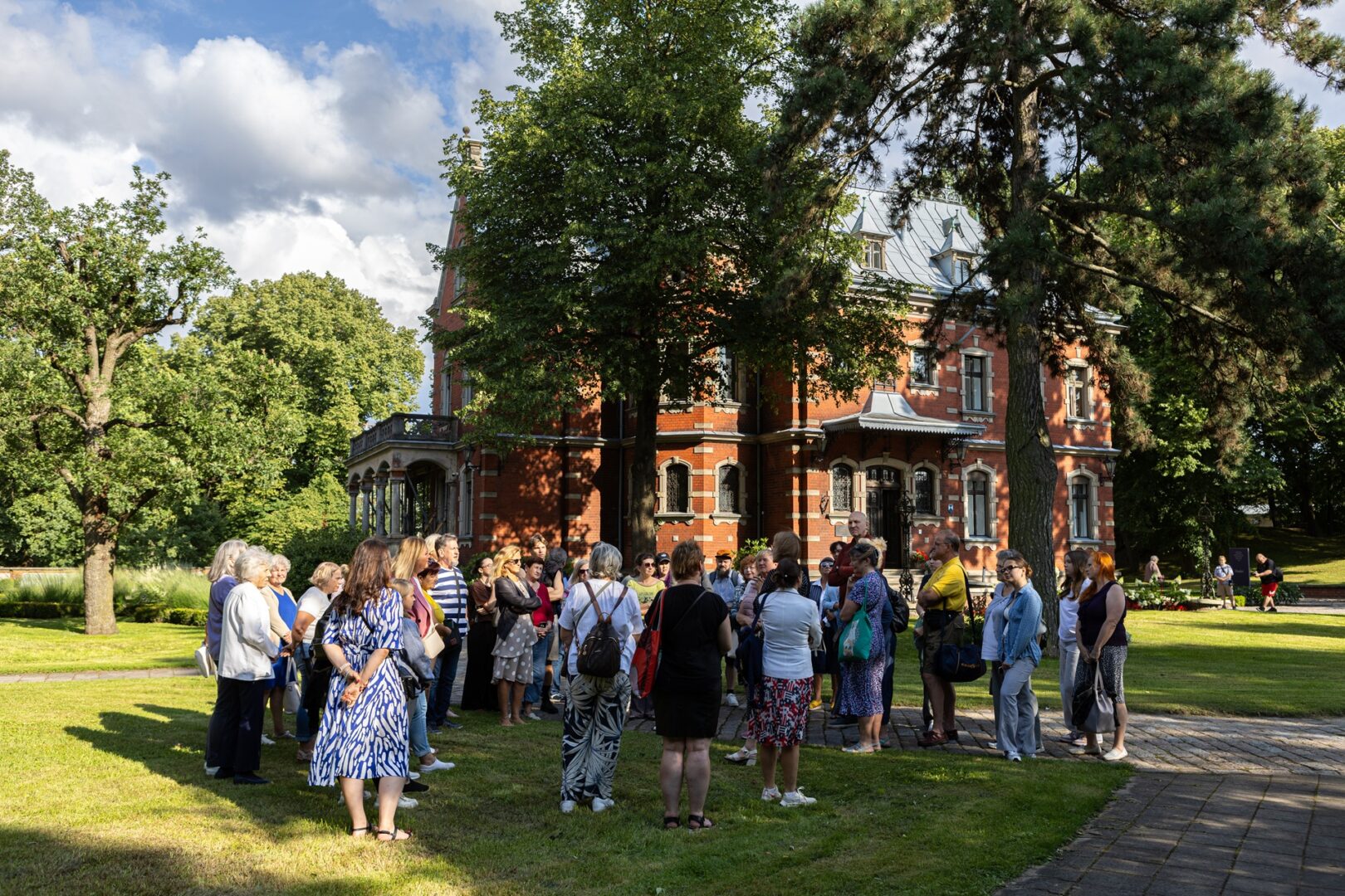 Cilvēki Dauderu dārzā.