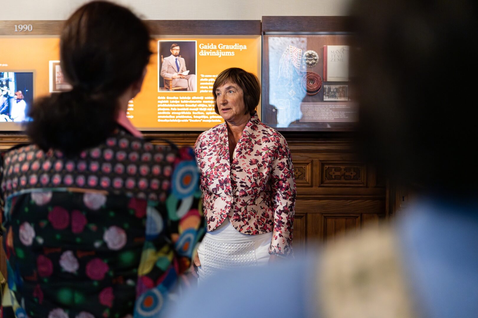 Apmeklētāji Dauderu ekspozīcijā.