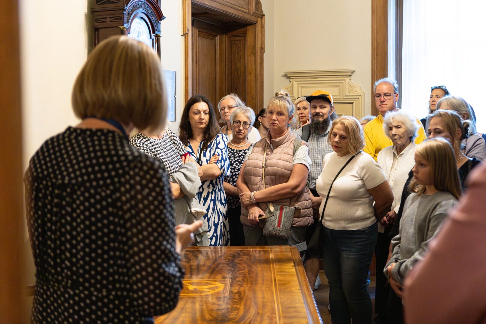 Apmeklētāji Dauderu ekspozīcijā.