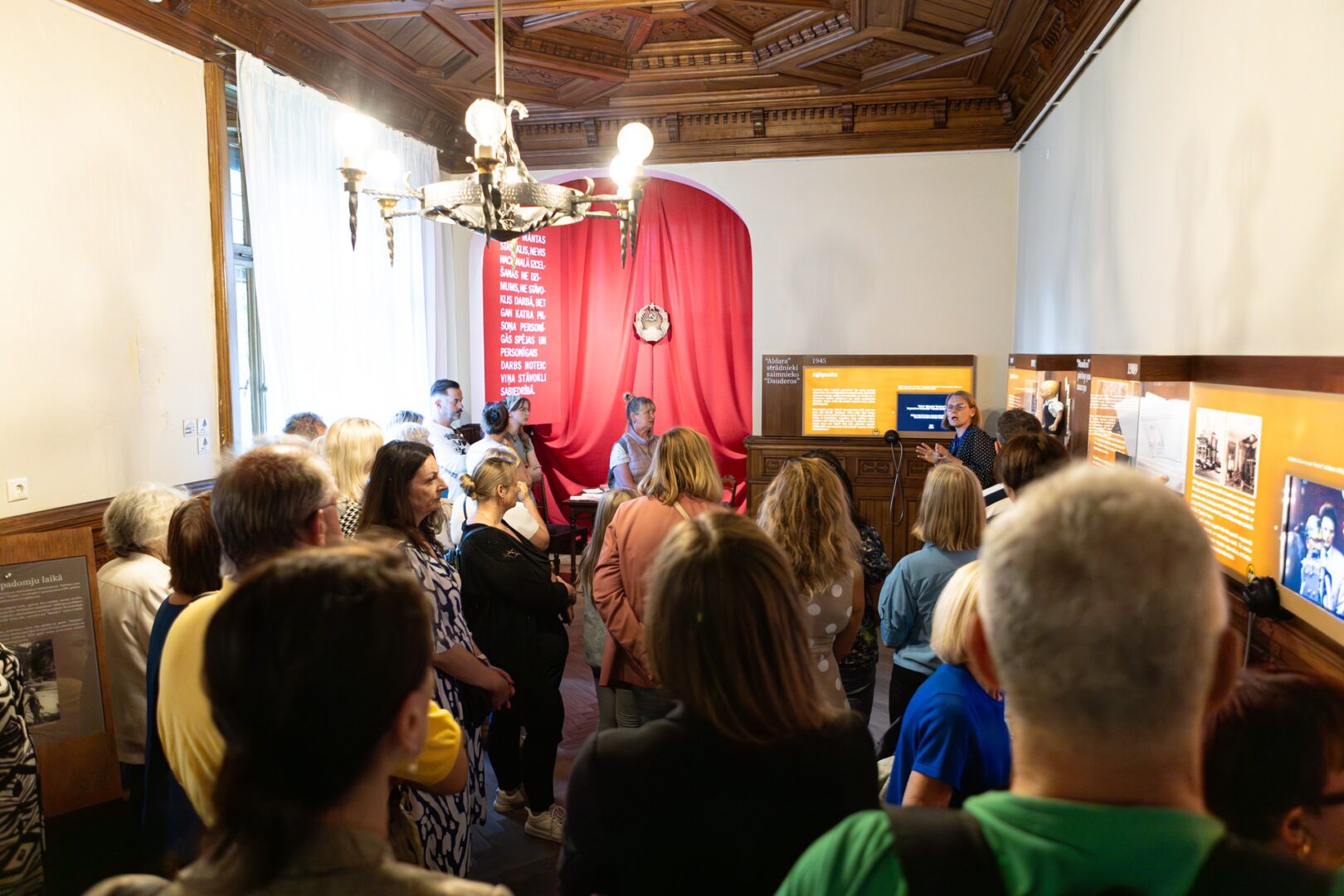 Apmeklētāji Dauderu ekspozīcijā.