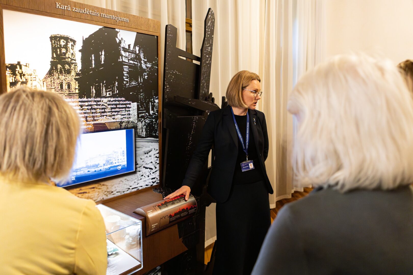 Apmeklētāji Dauderu ekspozīcijā.