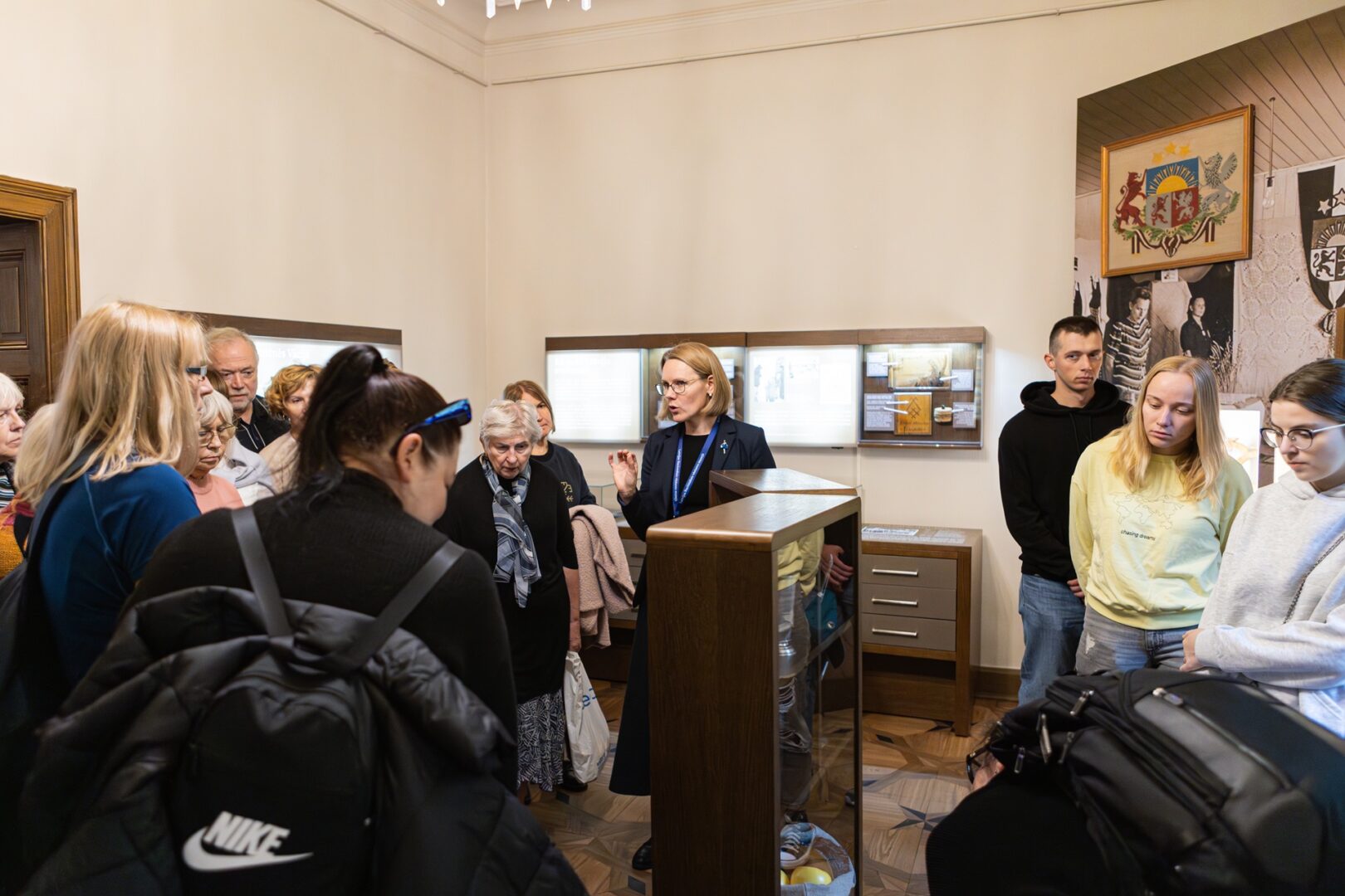 Apmeklētāji Dauderu ekspozīcijā.