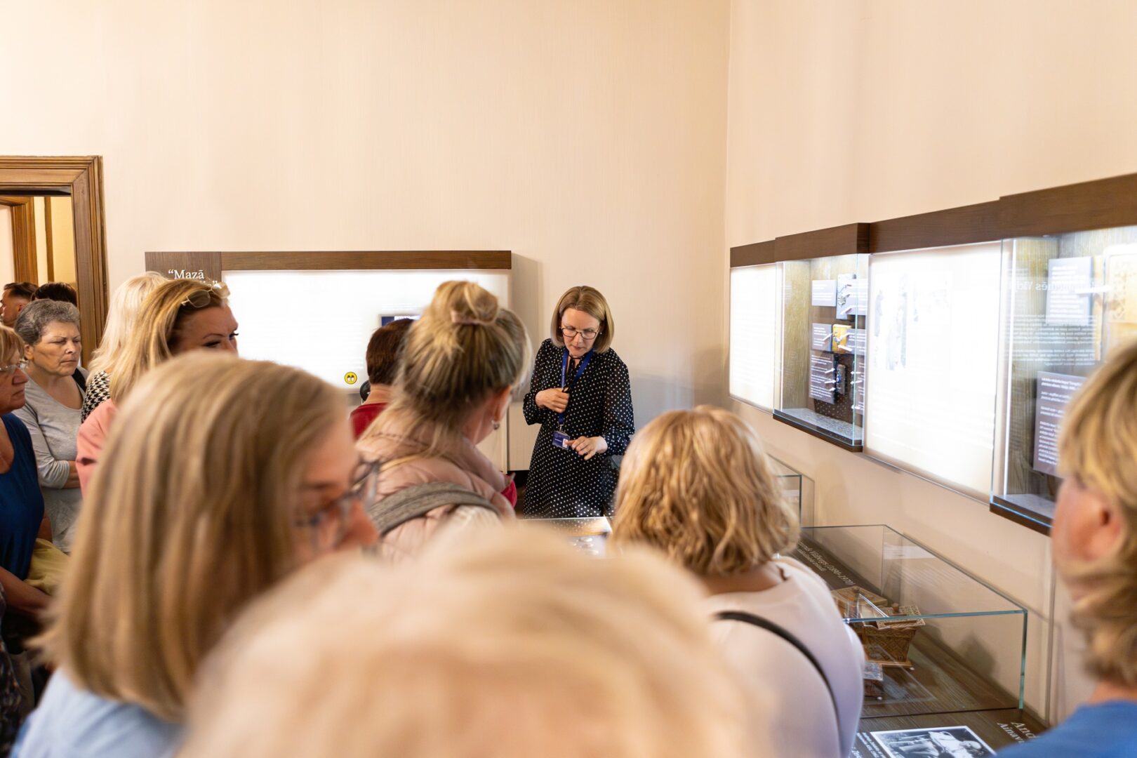 Apmeklētāji Dauderu ekspozīcijā.