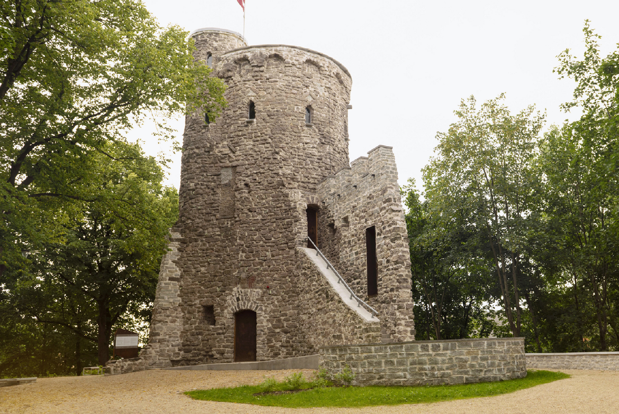 Skats uz mākslīgajām pilsdrupām.