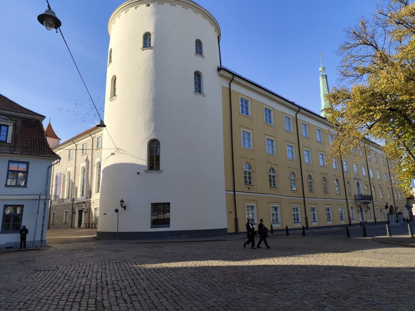 Skats uz Rīgas pili no Pils laukuma puses.