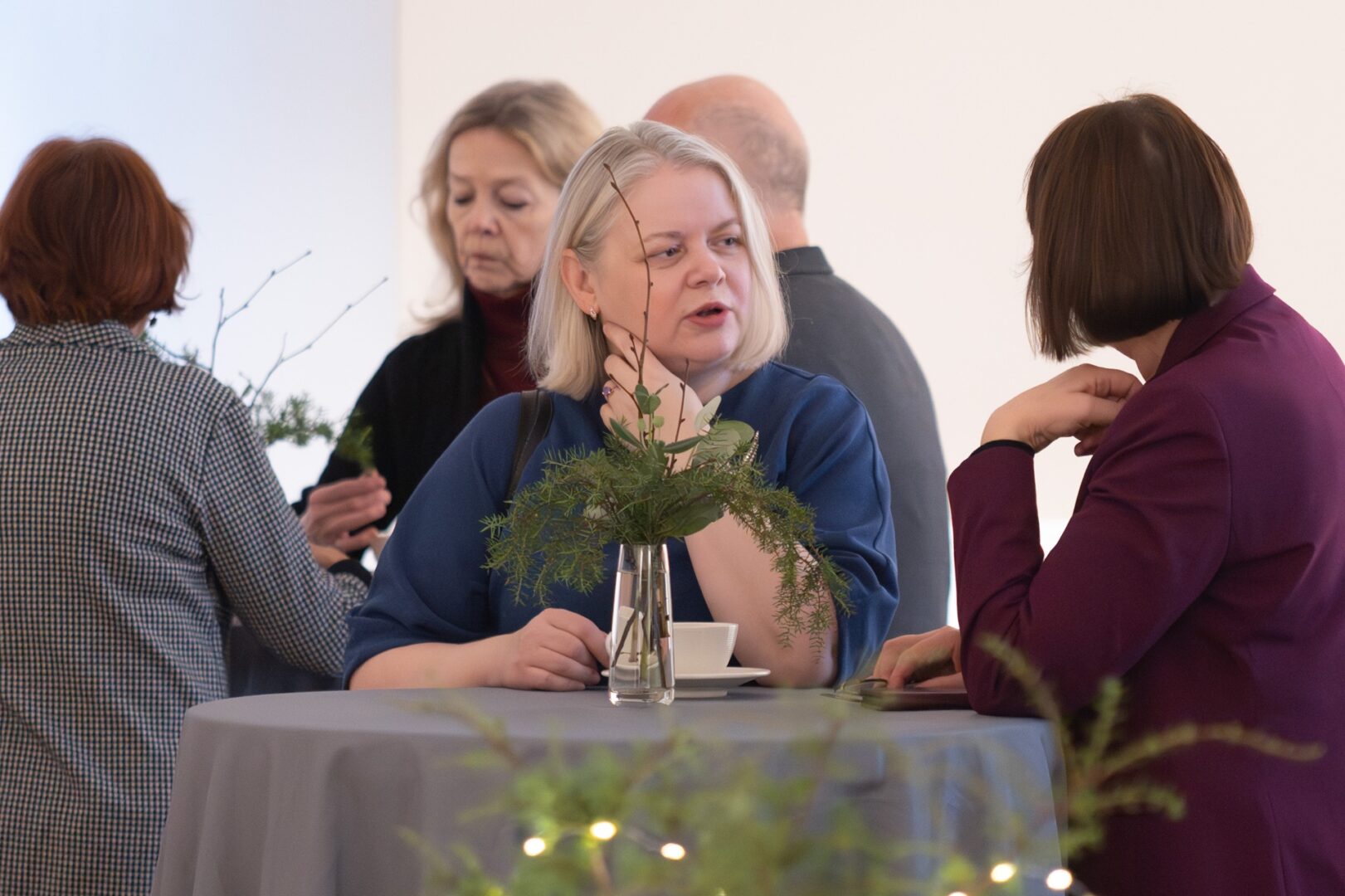 Skats seminārā. Cilvēki sarunājas pie kafijas tases.