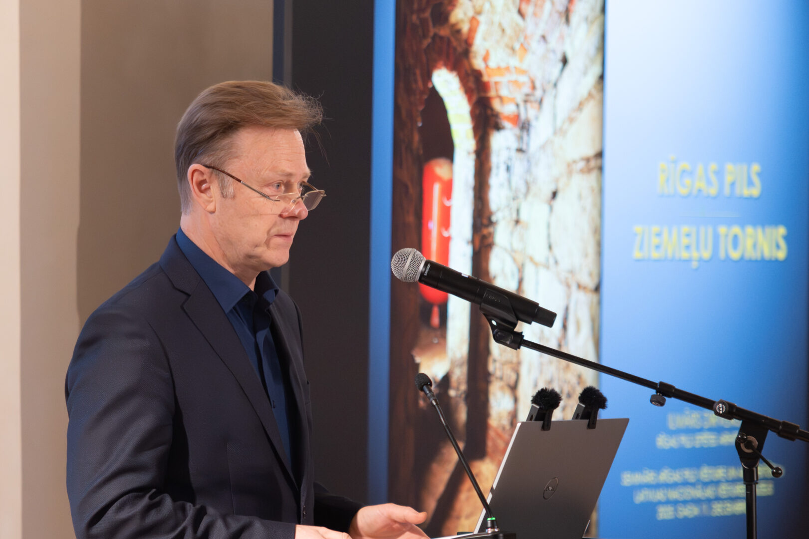 Skats seminārā. Tribīnē lektors.