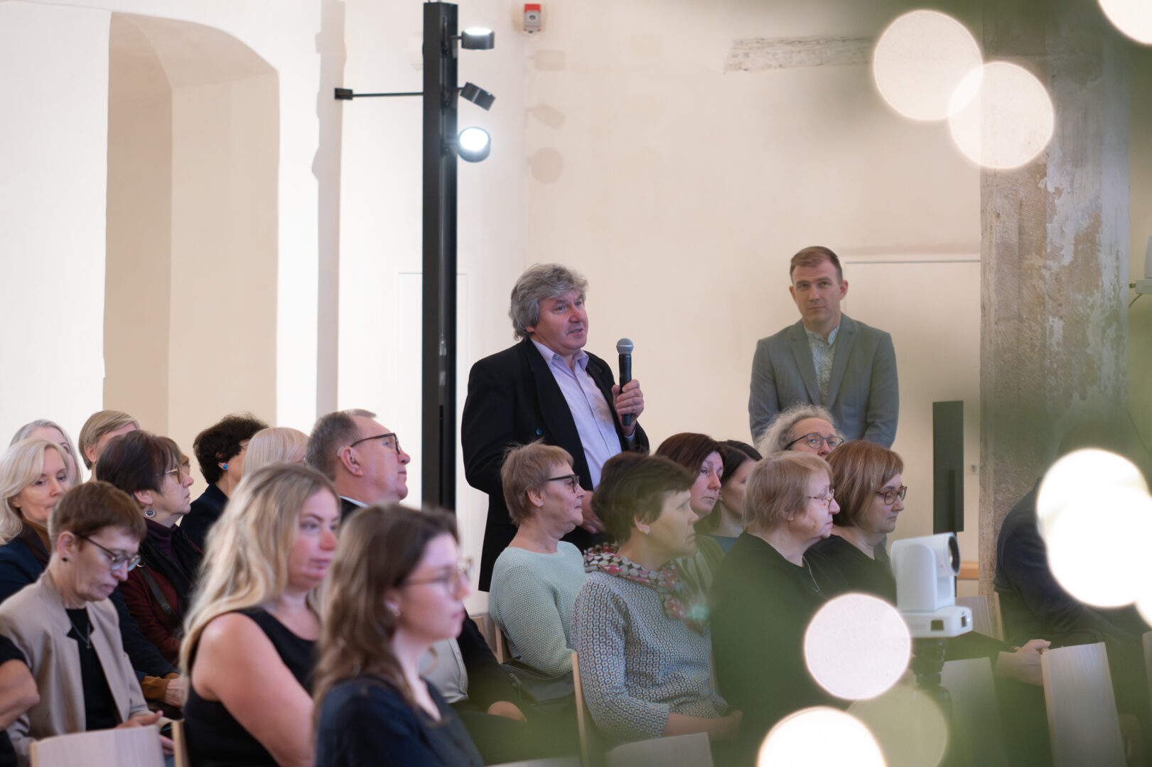 Skats seminārā. Auditorija uzdod lektoram jautājumus.