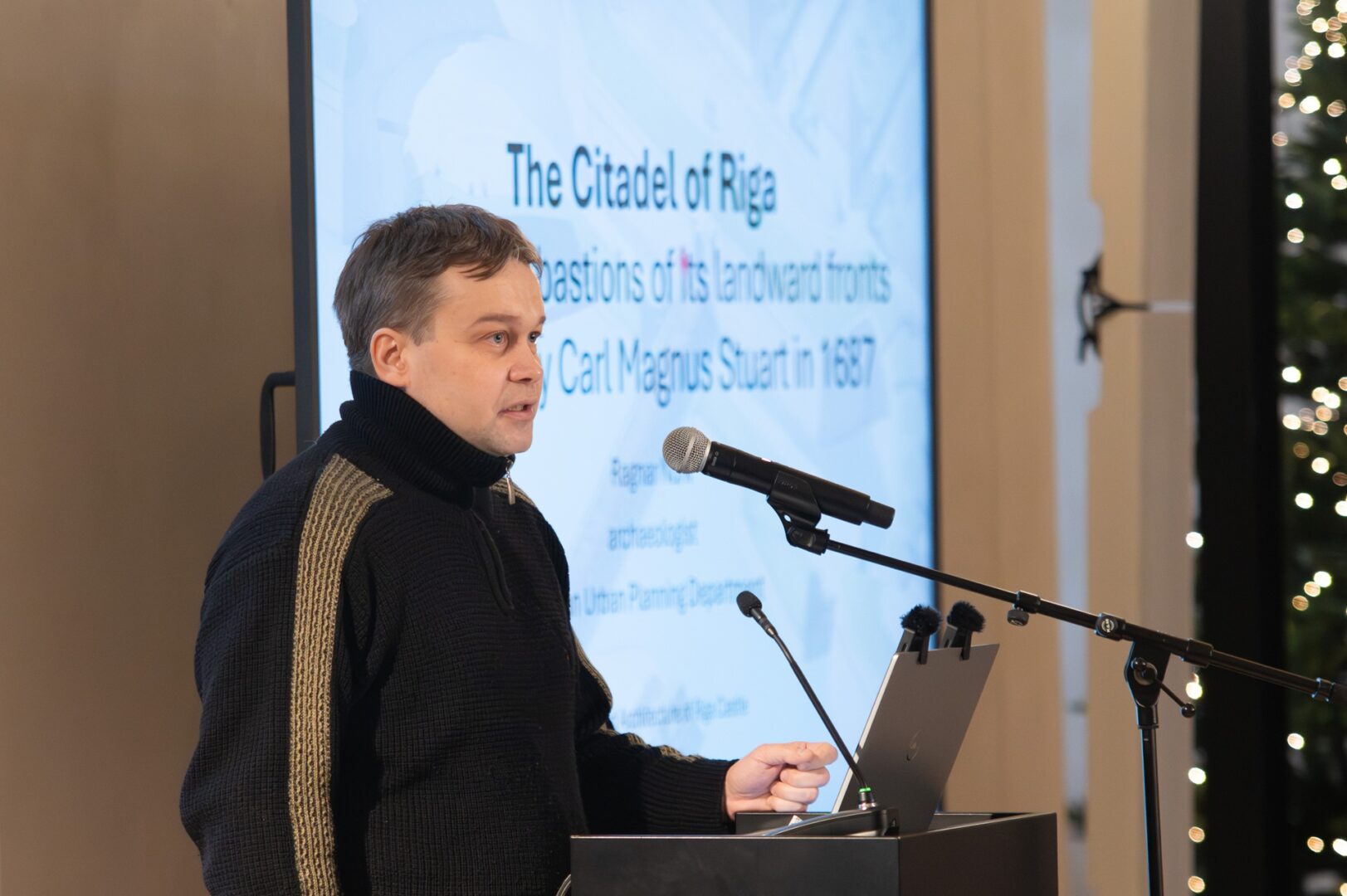 Skats seminārā. Tribīnē lektors.