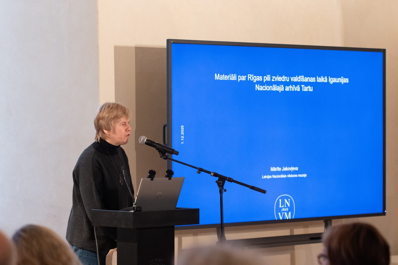 Skats seminārā. Tribīnē lektors.