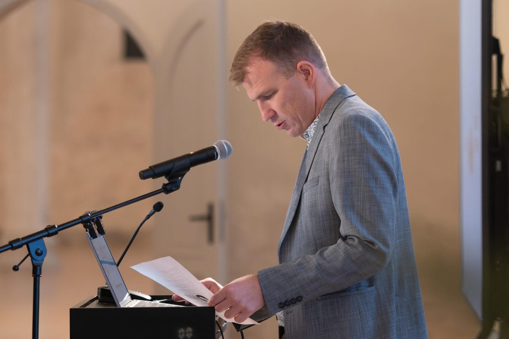 Skats seminārā. Tribīnē lektors.