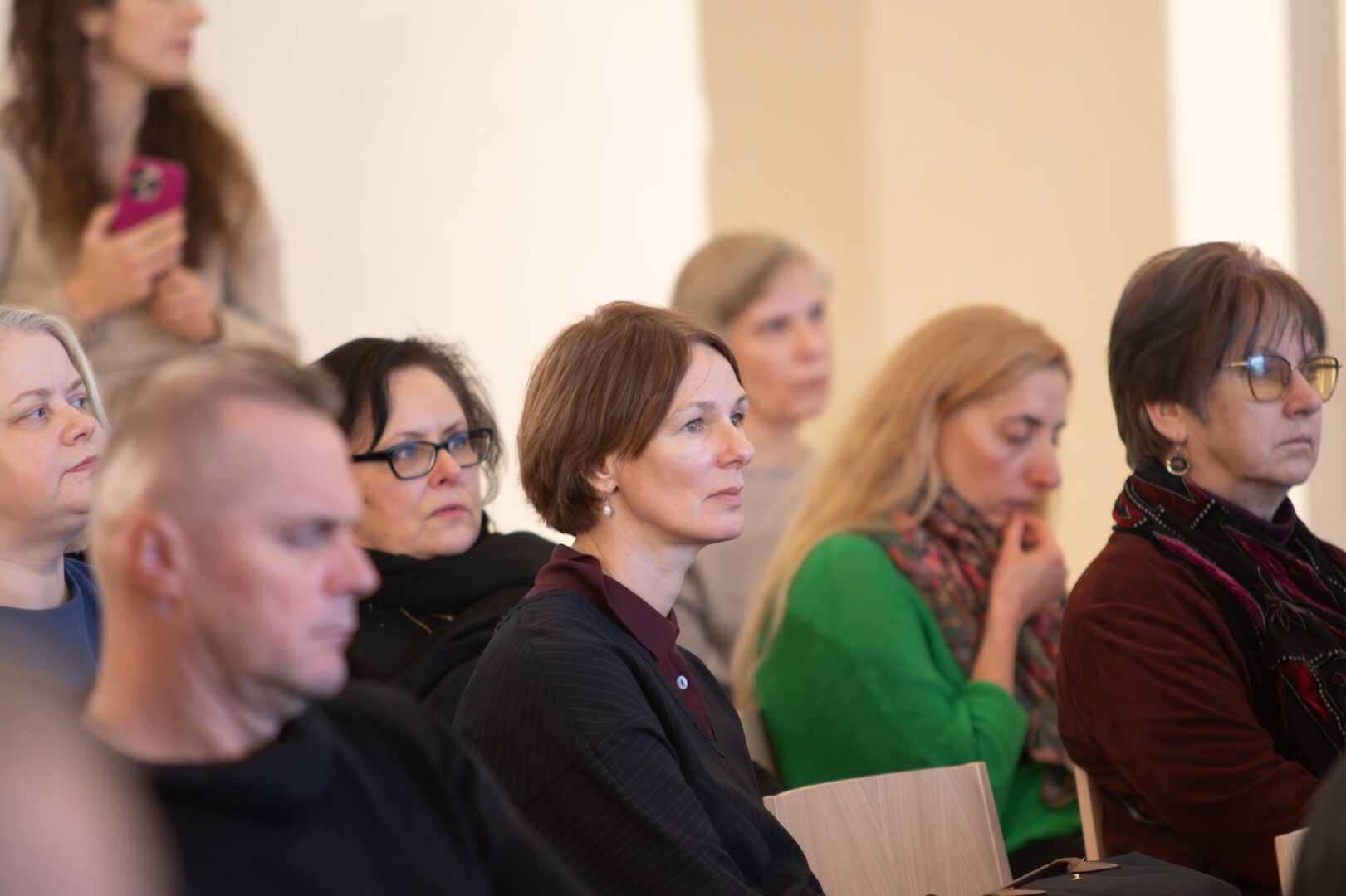 Skats seminārā. Auditorija klausās priekšlasījumus.