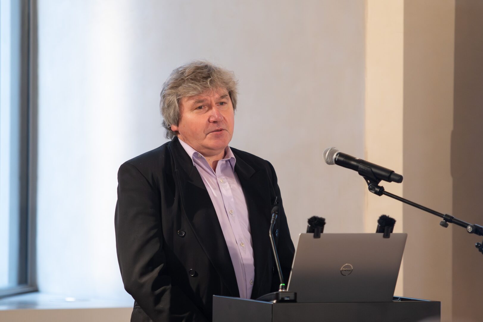 Skats seminārā. Tribīnē lektors.