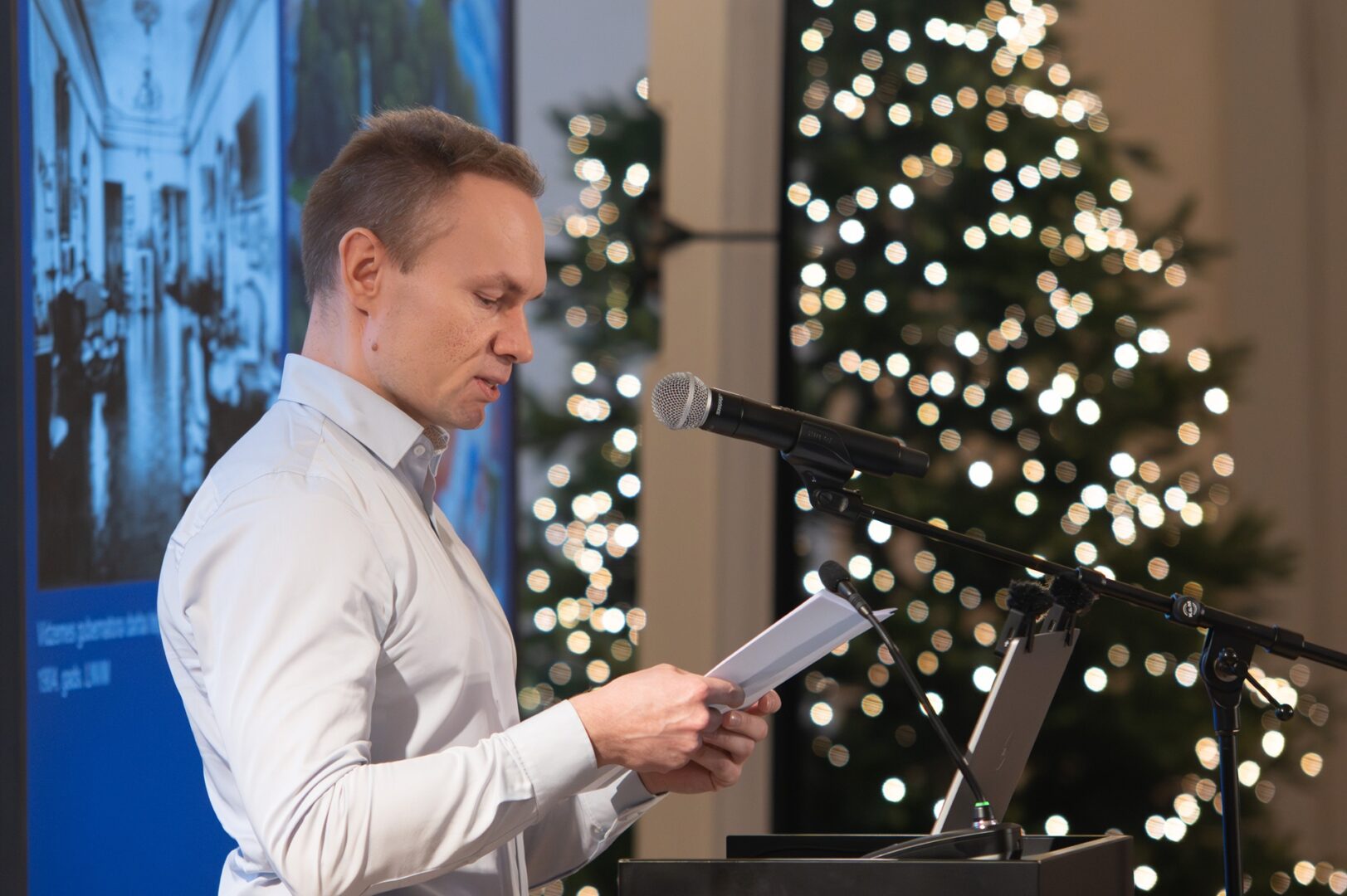 Skats seminārā. Tribīnē lektors.