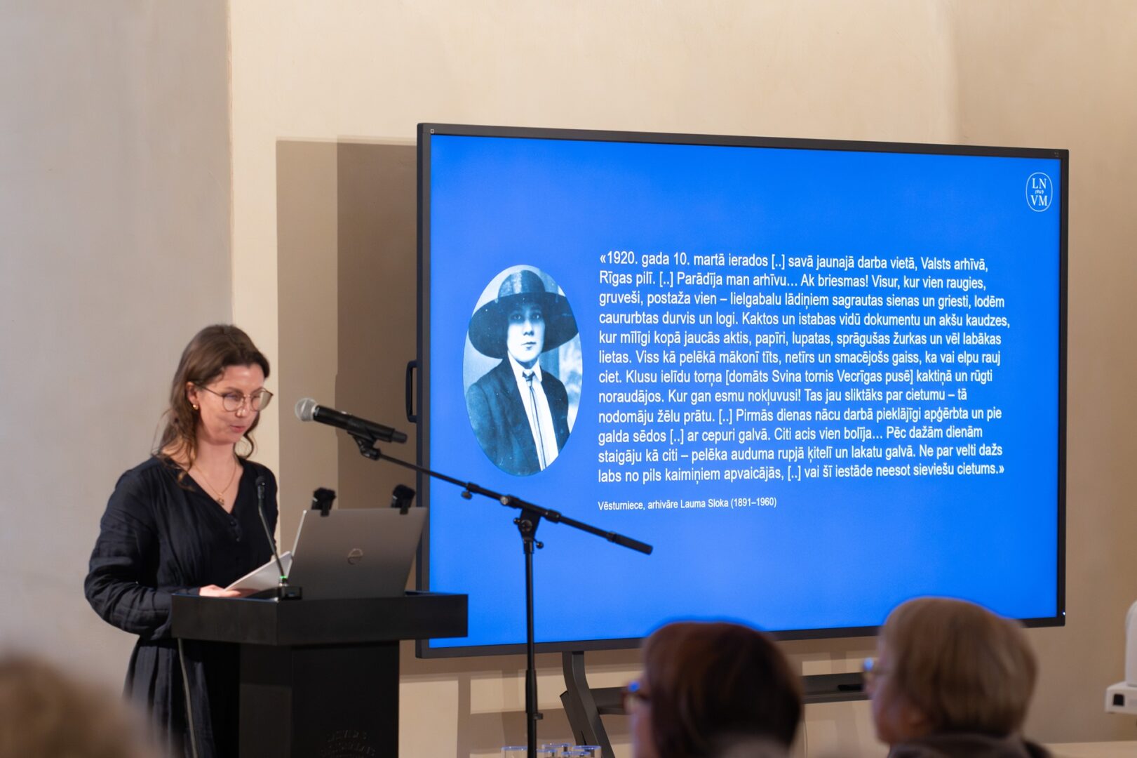 Skats seminārā. Tribīnē lektors.