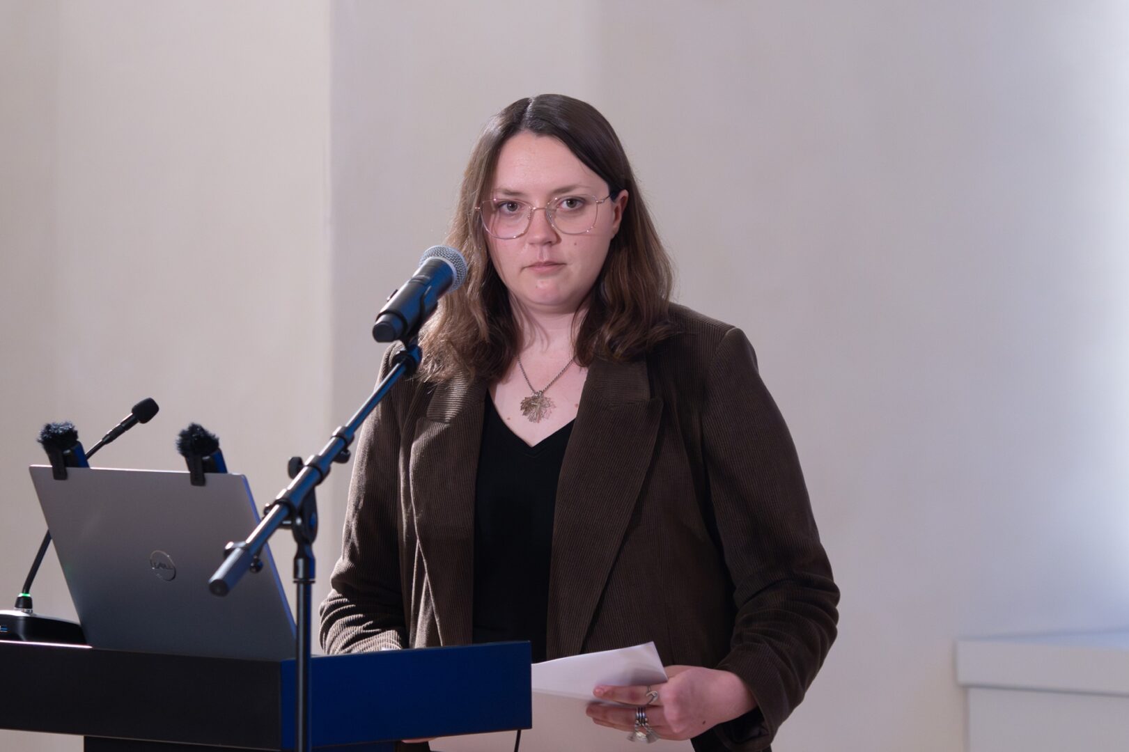 Skats seminārā. Tribīnē lektors.