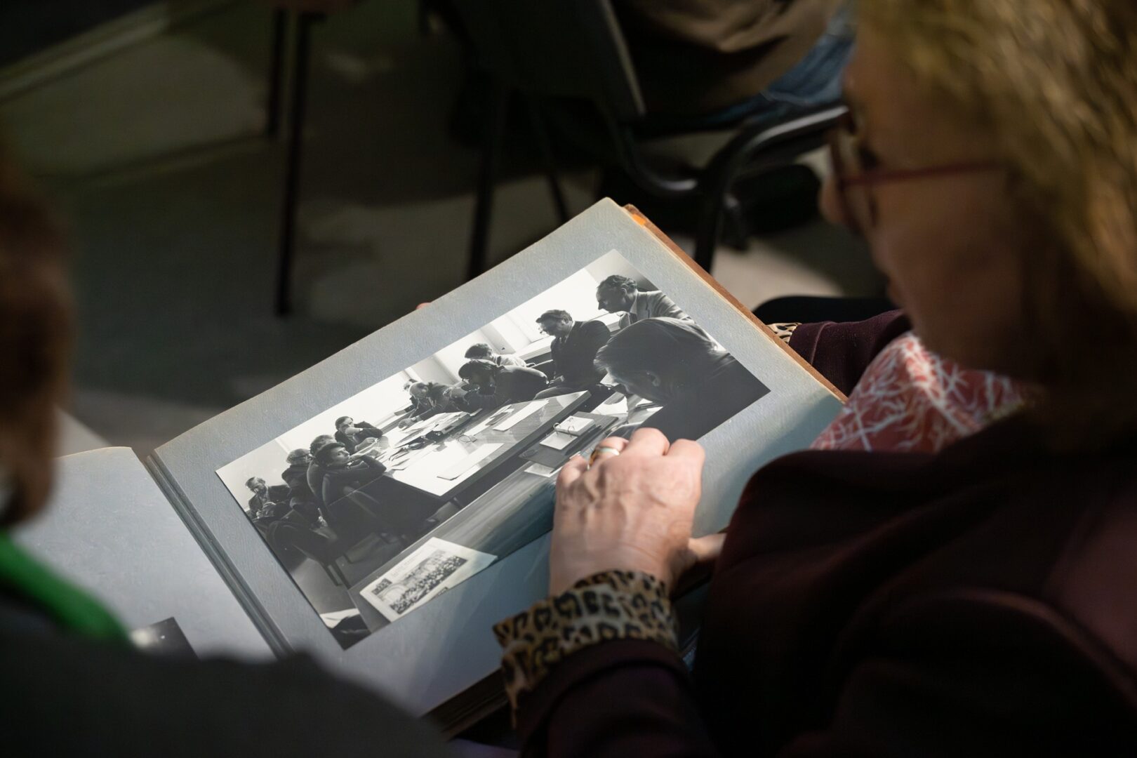 Sarīkojuma dalībnieki šķirsta albumu.