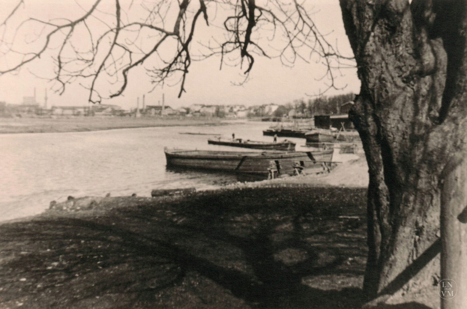 Sarkandaugavas skats ar laivām.