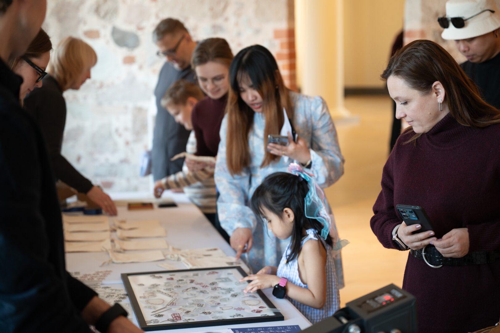 Apmeklētāji ekspozīcijā.