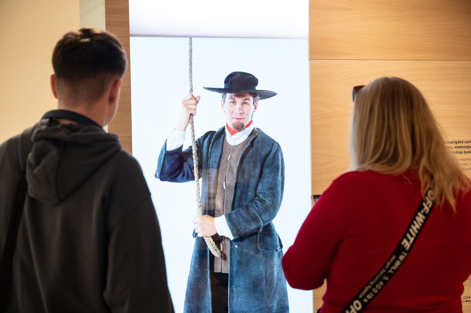 Ekspozīcijas apmeklētāji.