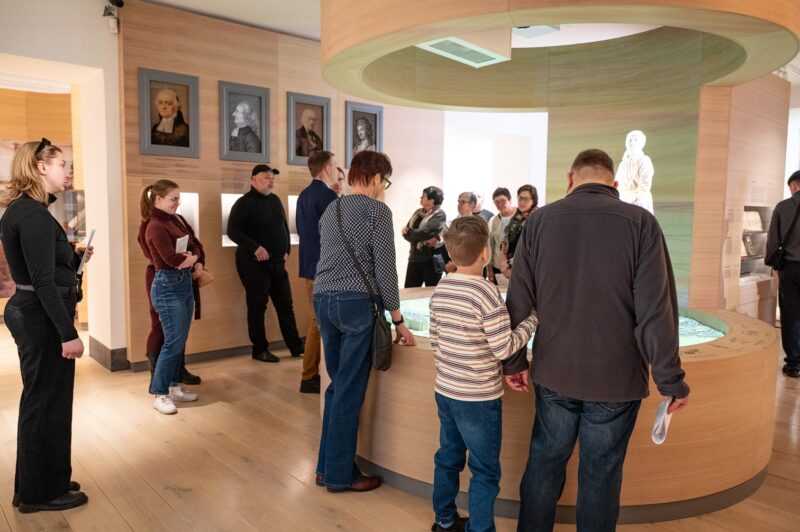 18. un 25. aprīlī autoru vadītas ekskursijas ekspozīcijā “Straumējot laiku”