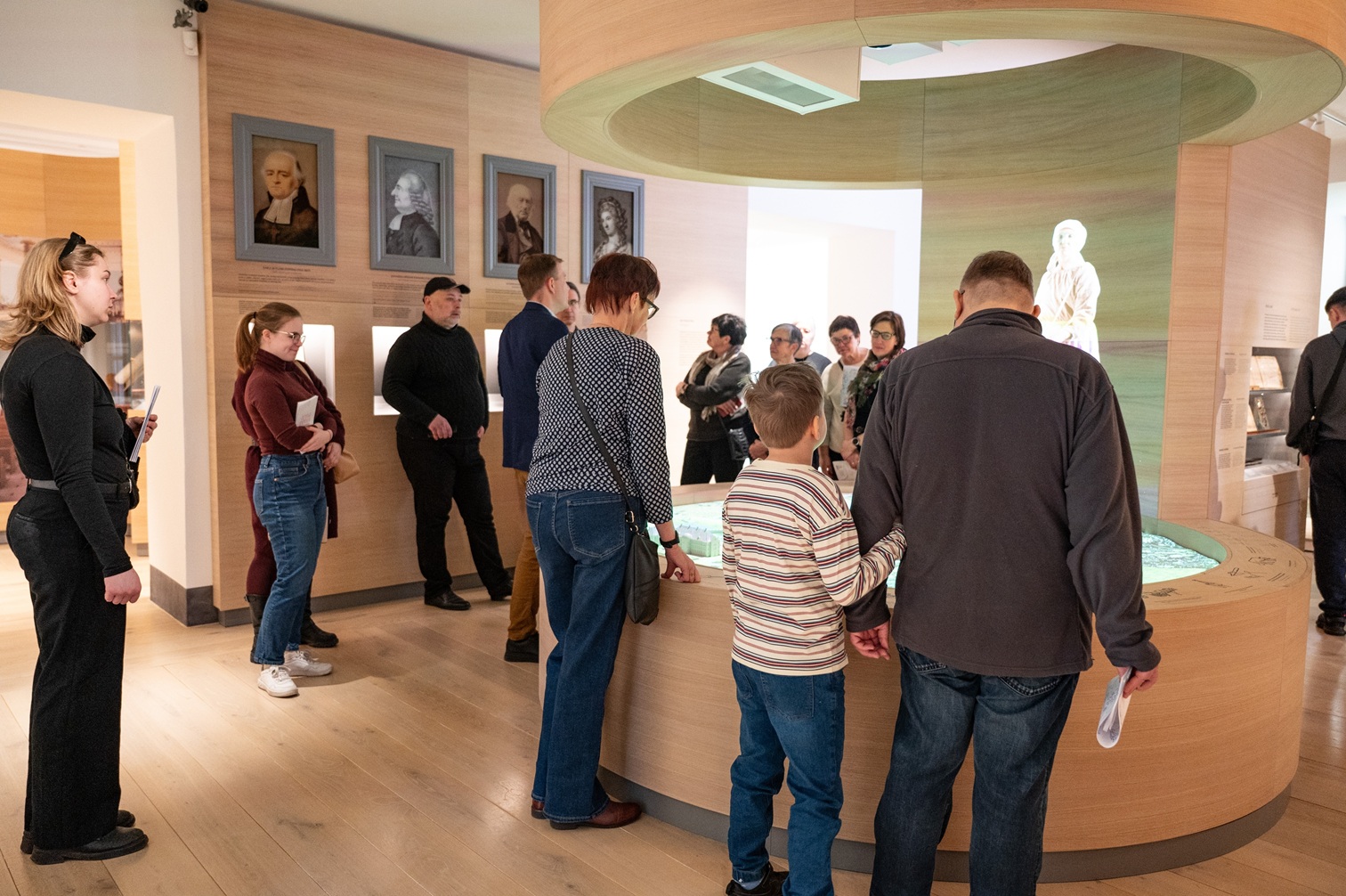 Apmeklētāji ekspozīcijā.