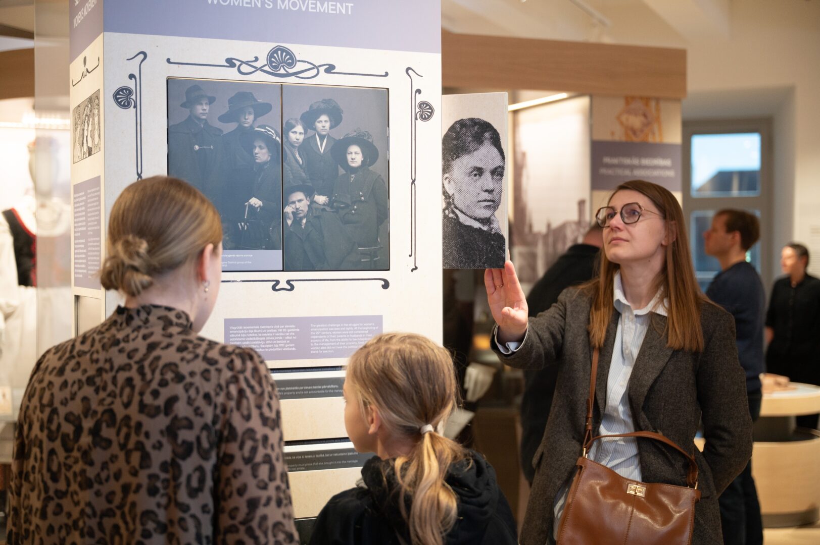 Apmeklētāji ekspozīcijā.