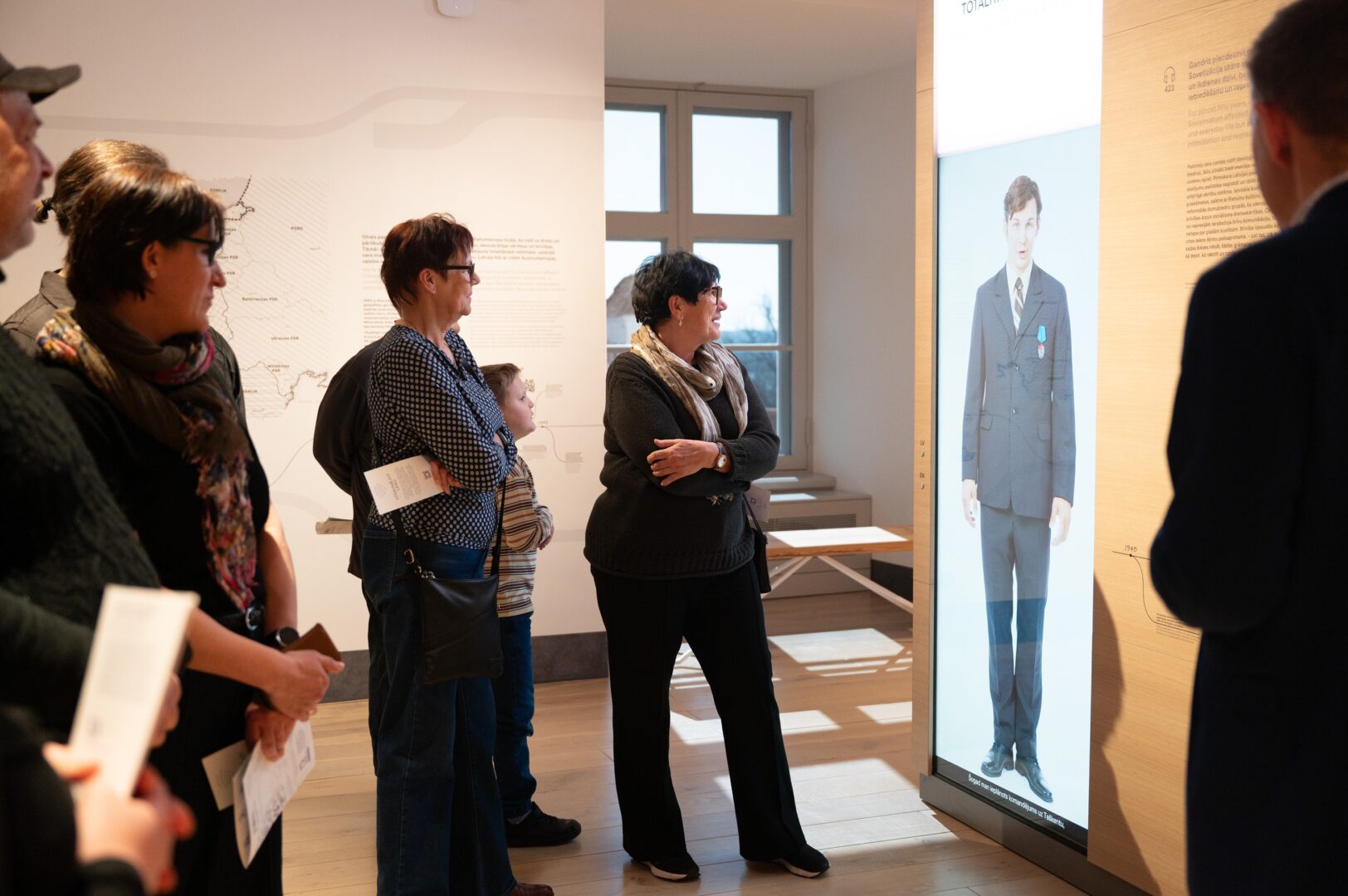 Apmeklētāji ekspozīcijā.