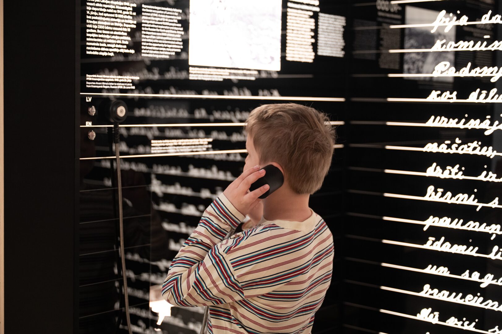 Apmeklētāji ekspozīcijā.