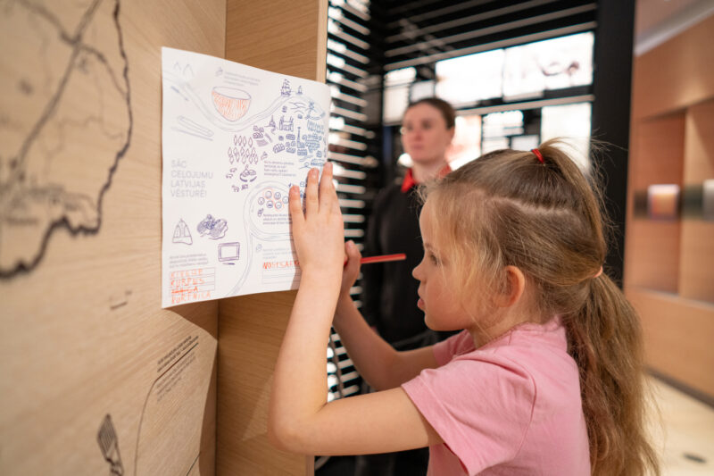 Museum lesson for families in the exhibition “Streaming Time” (in Latvian)