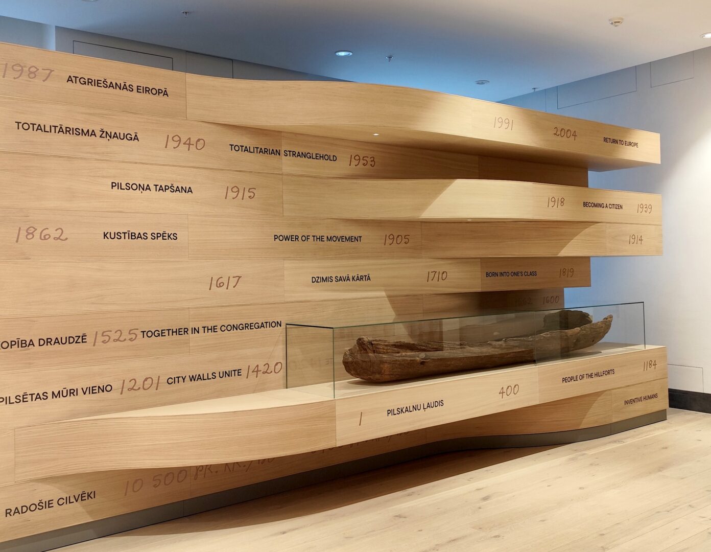 Latvijas vēstures ekspozīcija “Straumējot laiku”