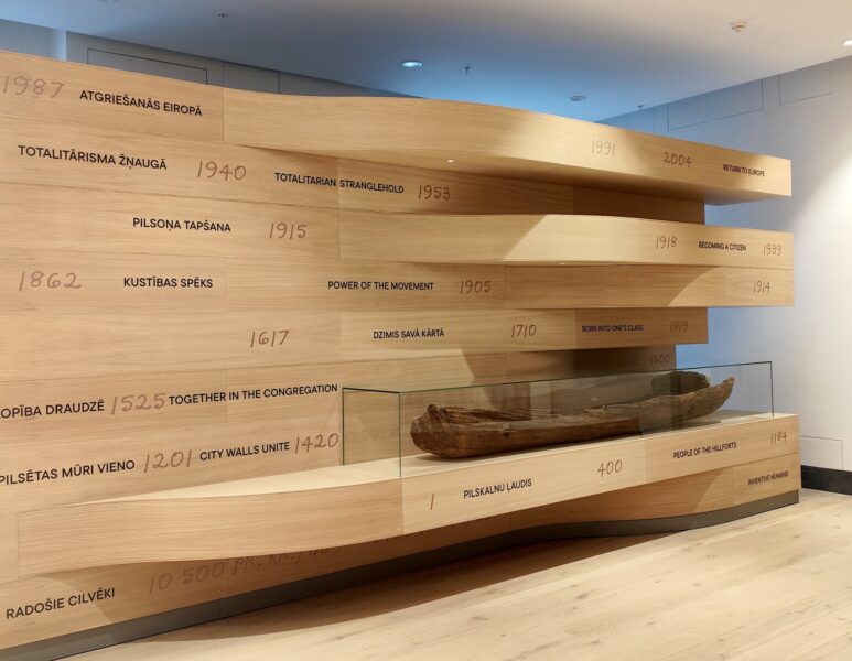 Latvijas vēstures ekspozīcija “Straumējot laiku”