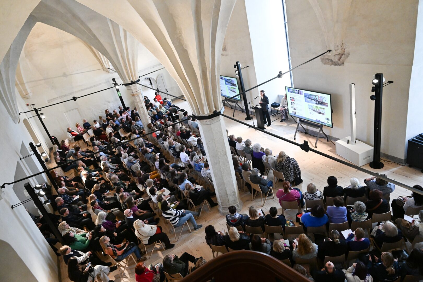 Konference remterī.