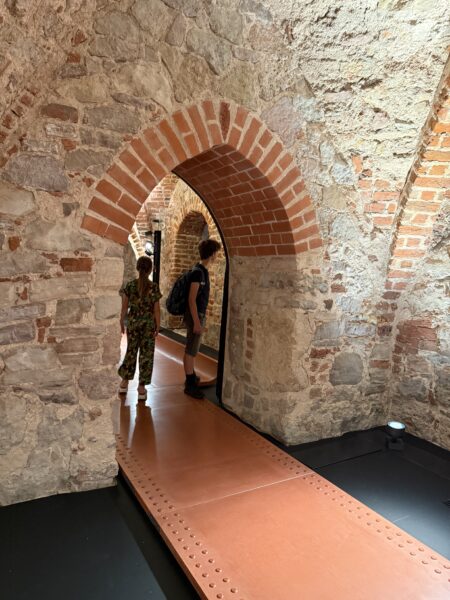 Museum lesson for families in the exhibition “Livonian Castles” (in Latvian)